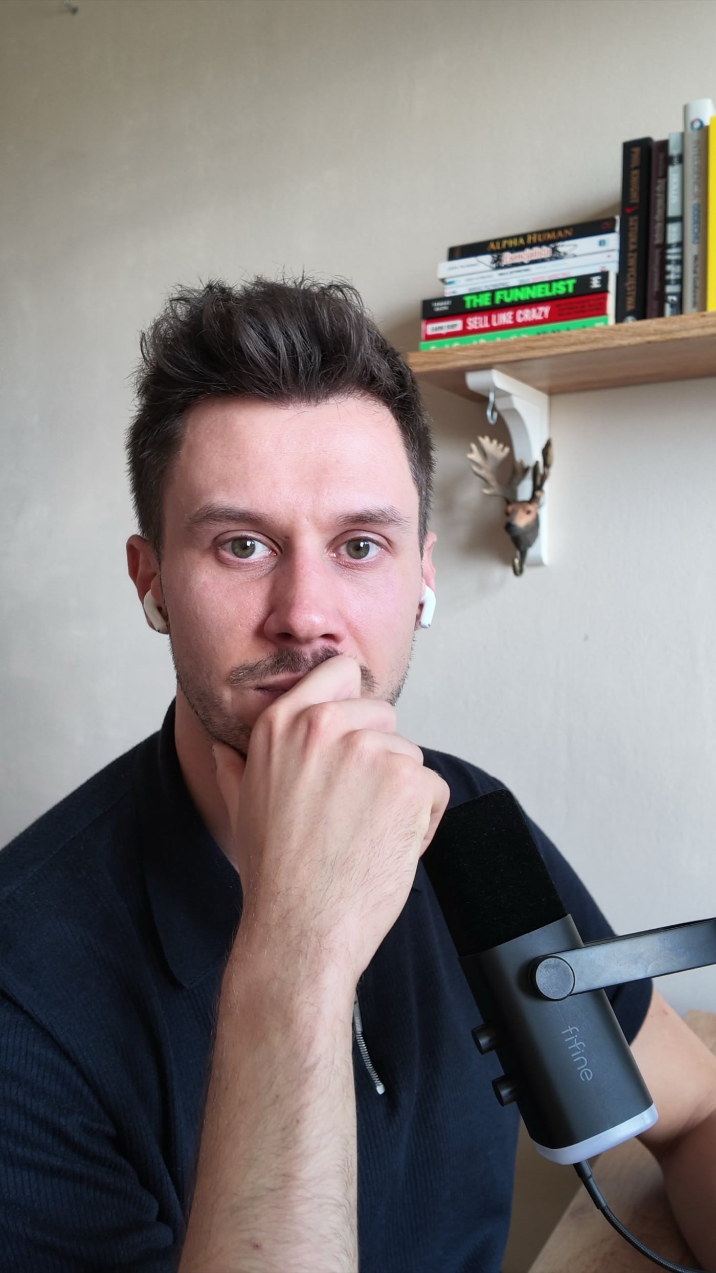 Bartek zamyślony przy mikrofonie